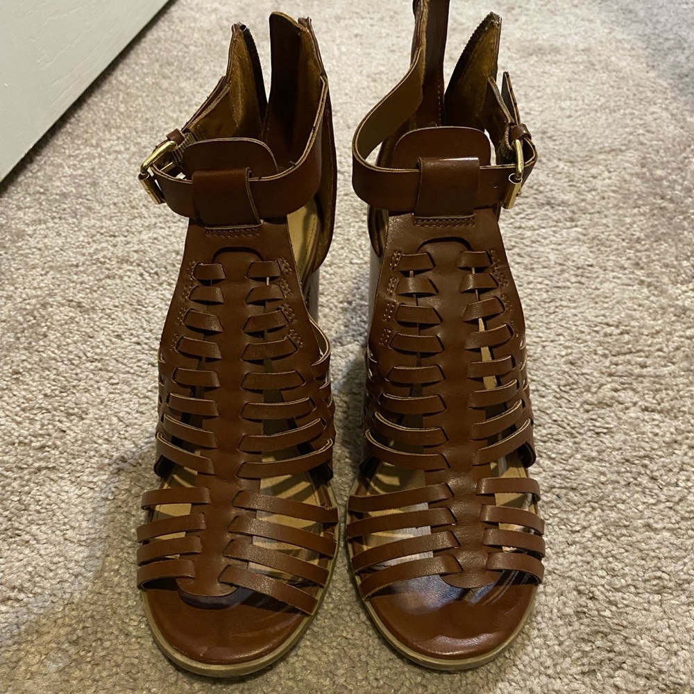 Brown Heels size 7. Worn a few times. Very comfortable.